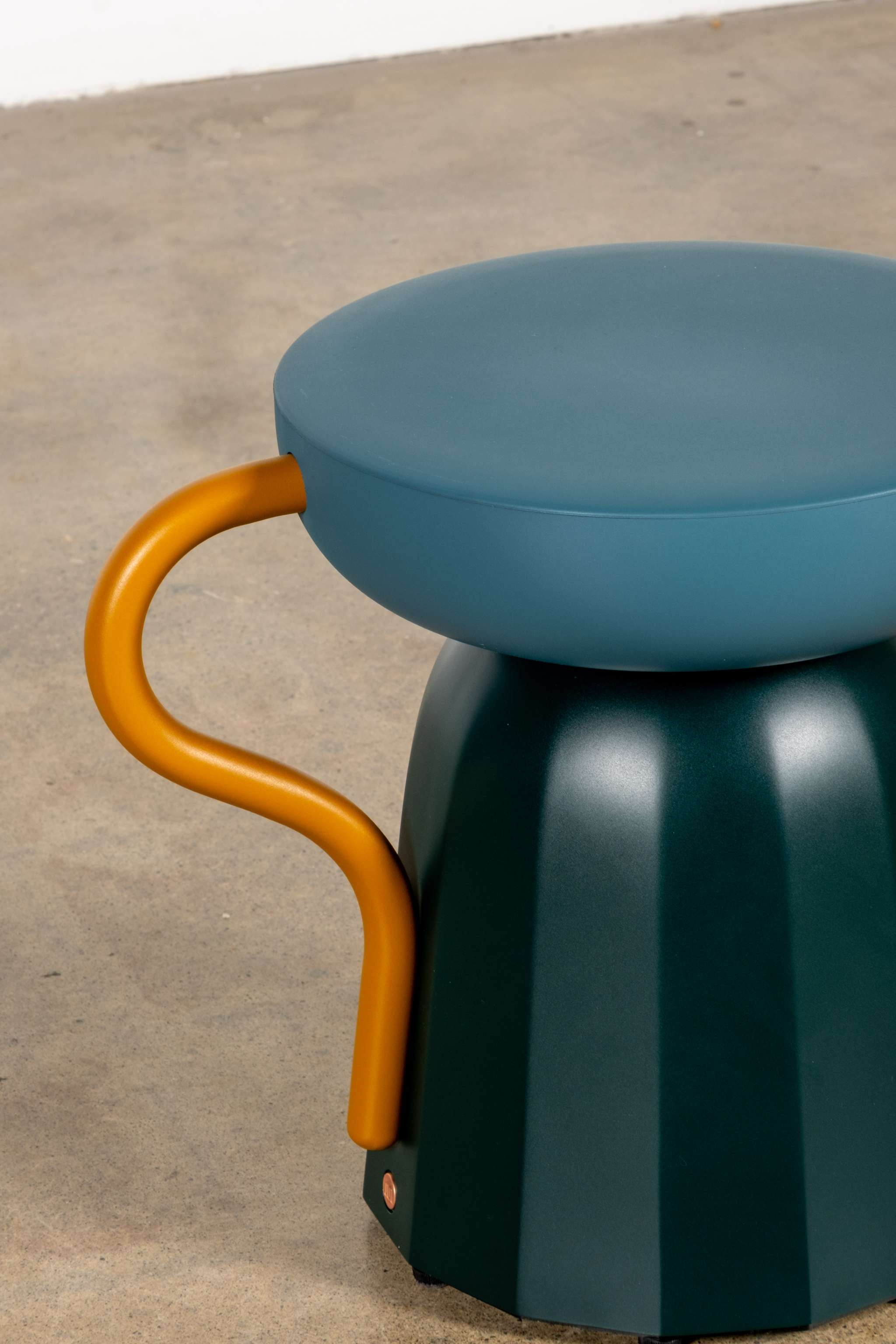 Allié Stool, Coral