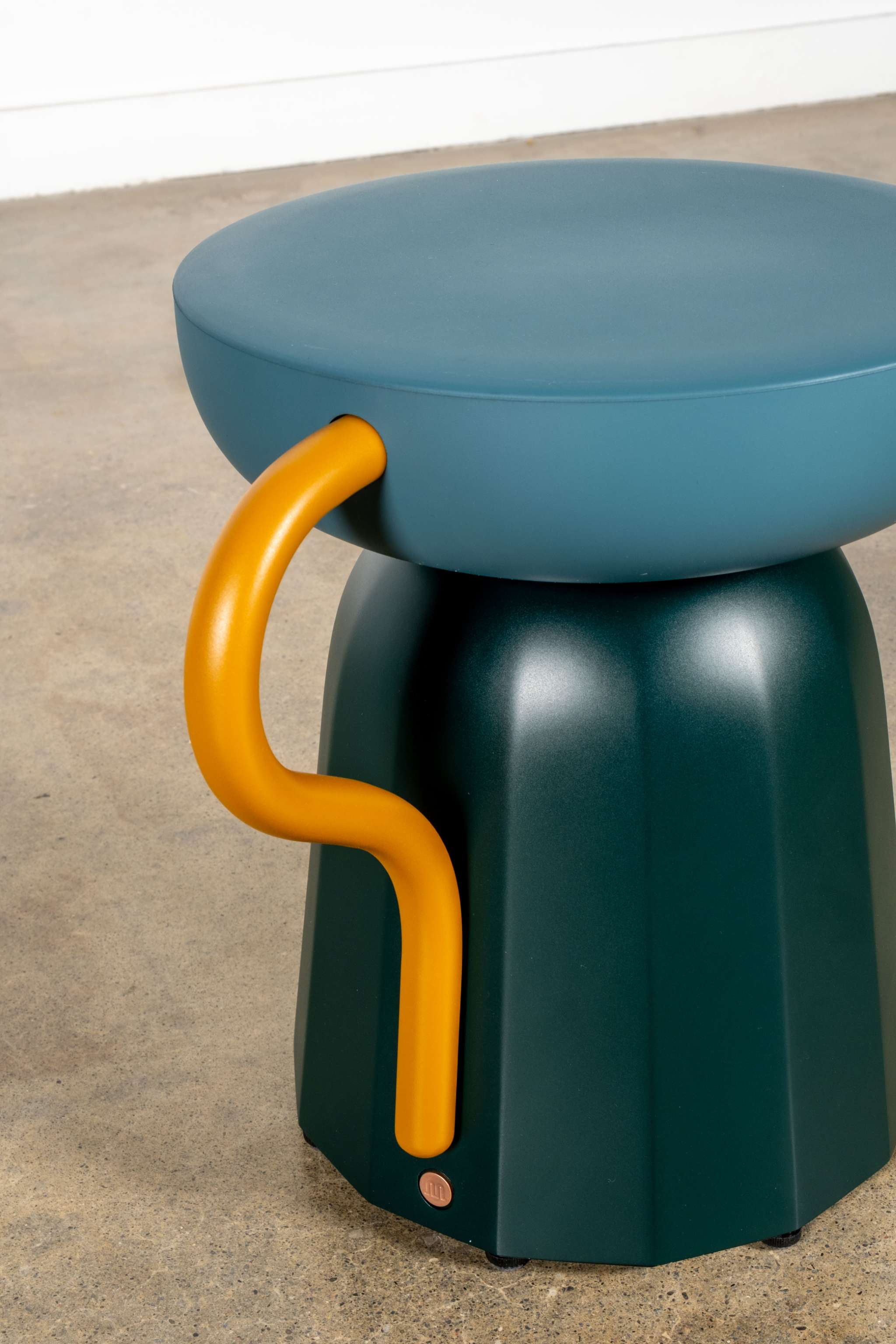 Allié Stool, Coral