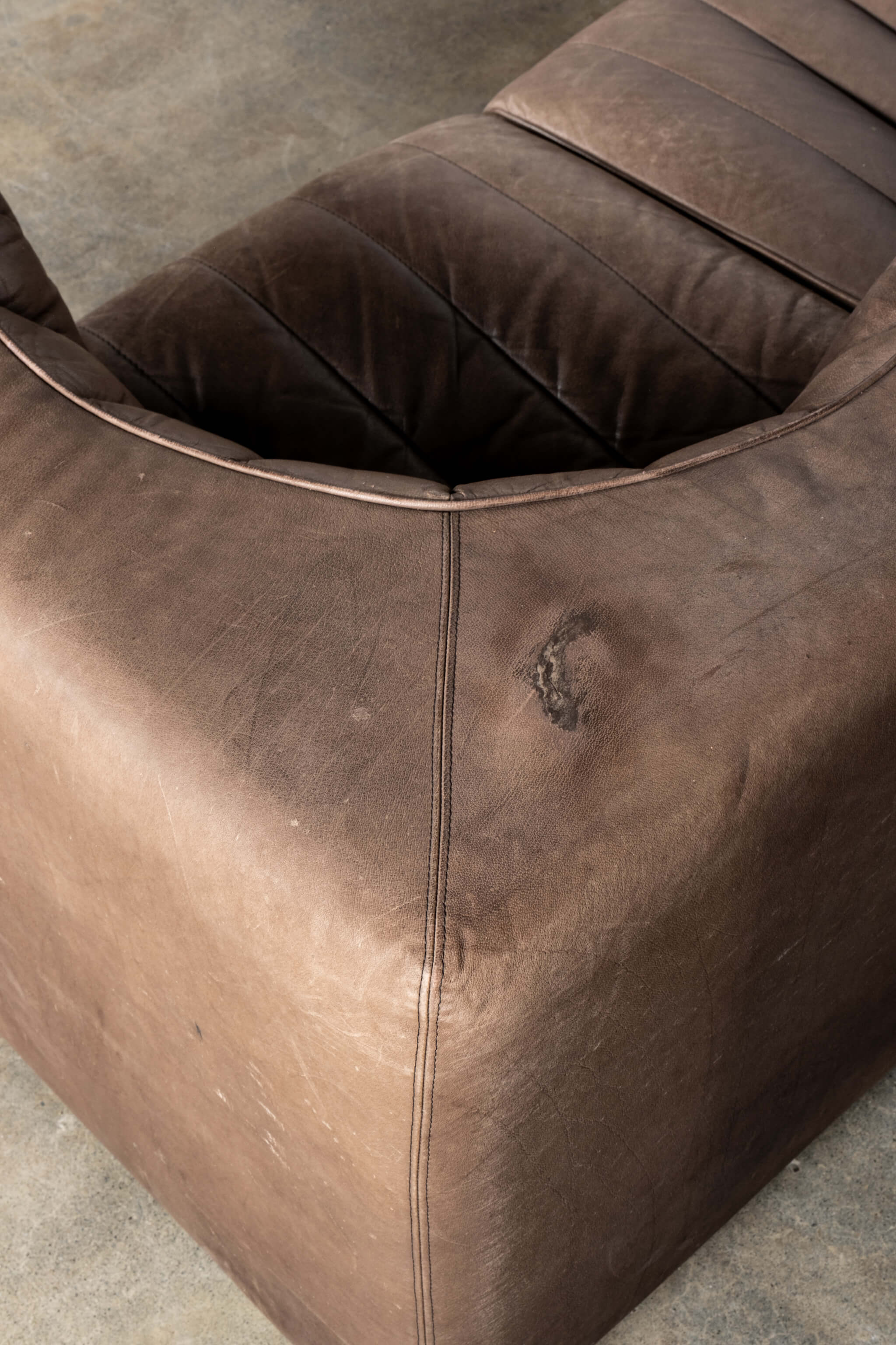 Model 9000' Leather Sectional Sofa