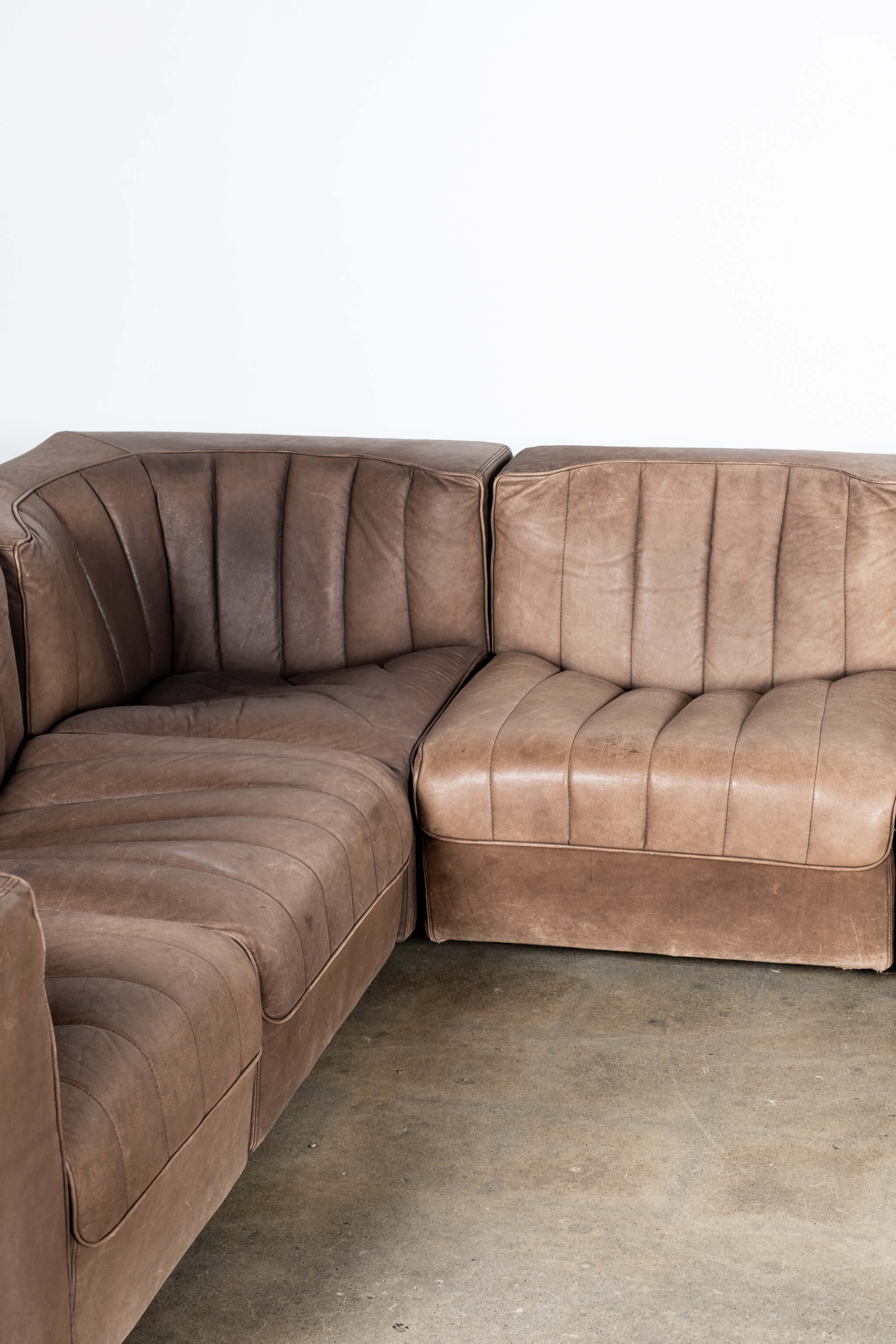 Model 9000' Leather Sectional Sofa