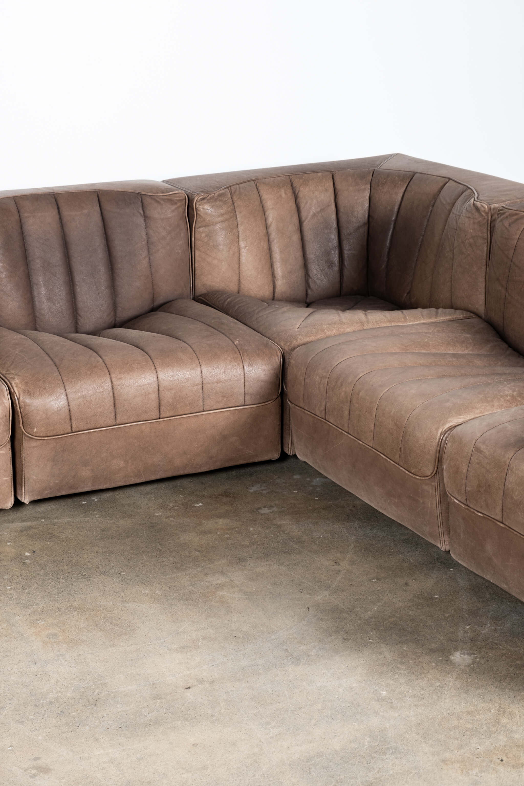 Model 9000' Leather Sectional Sofa