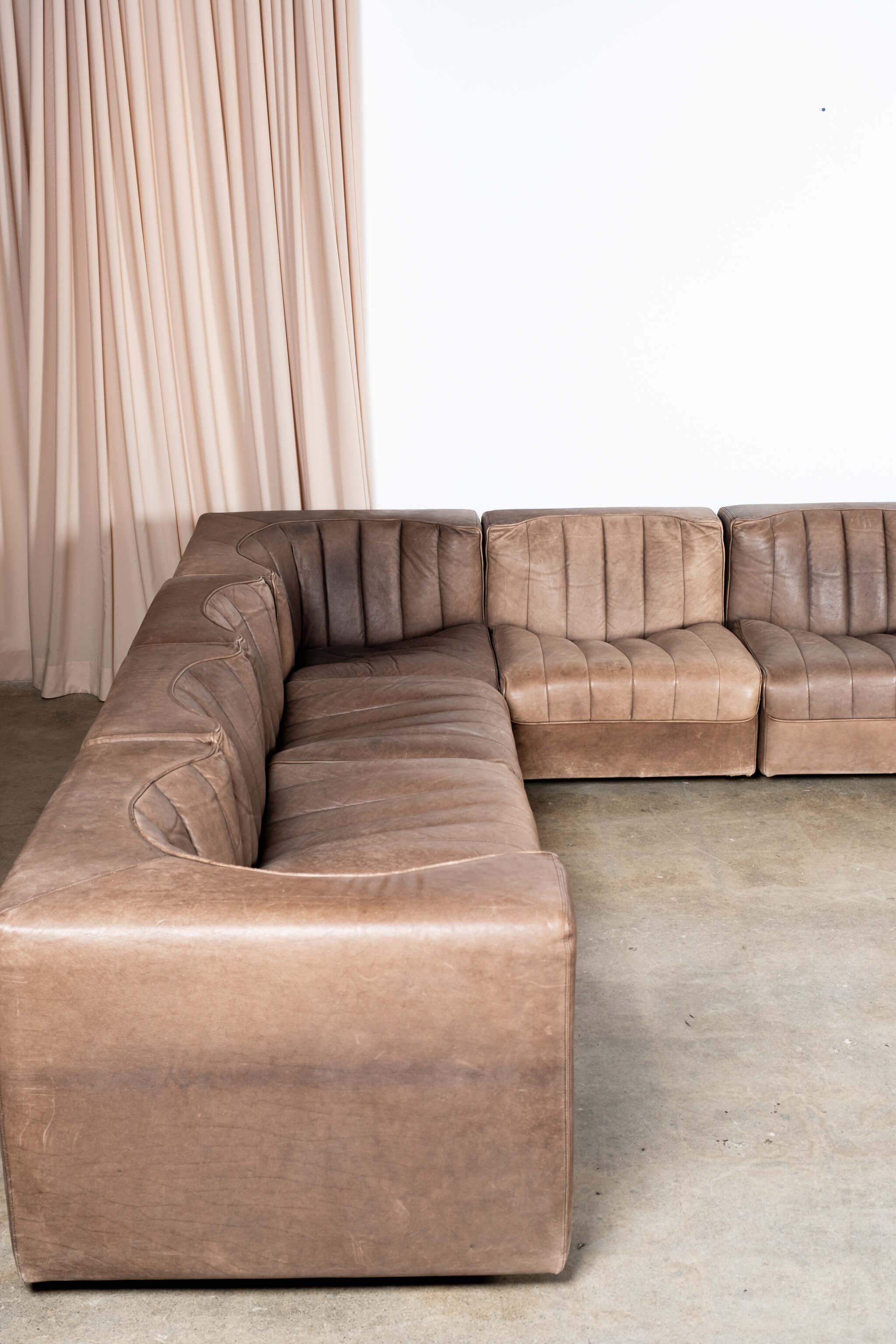 Model 9000' Leather Sectional Sofa