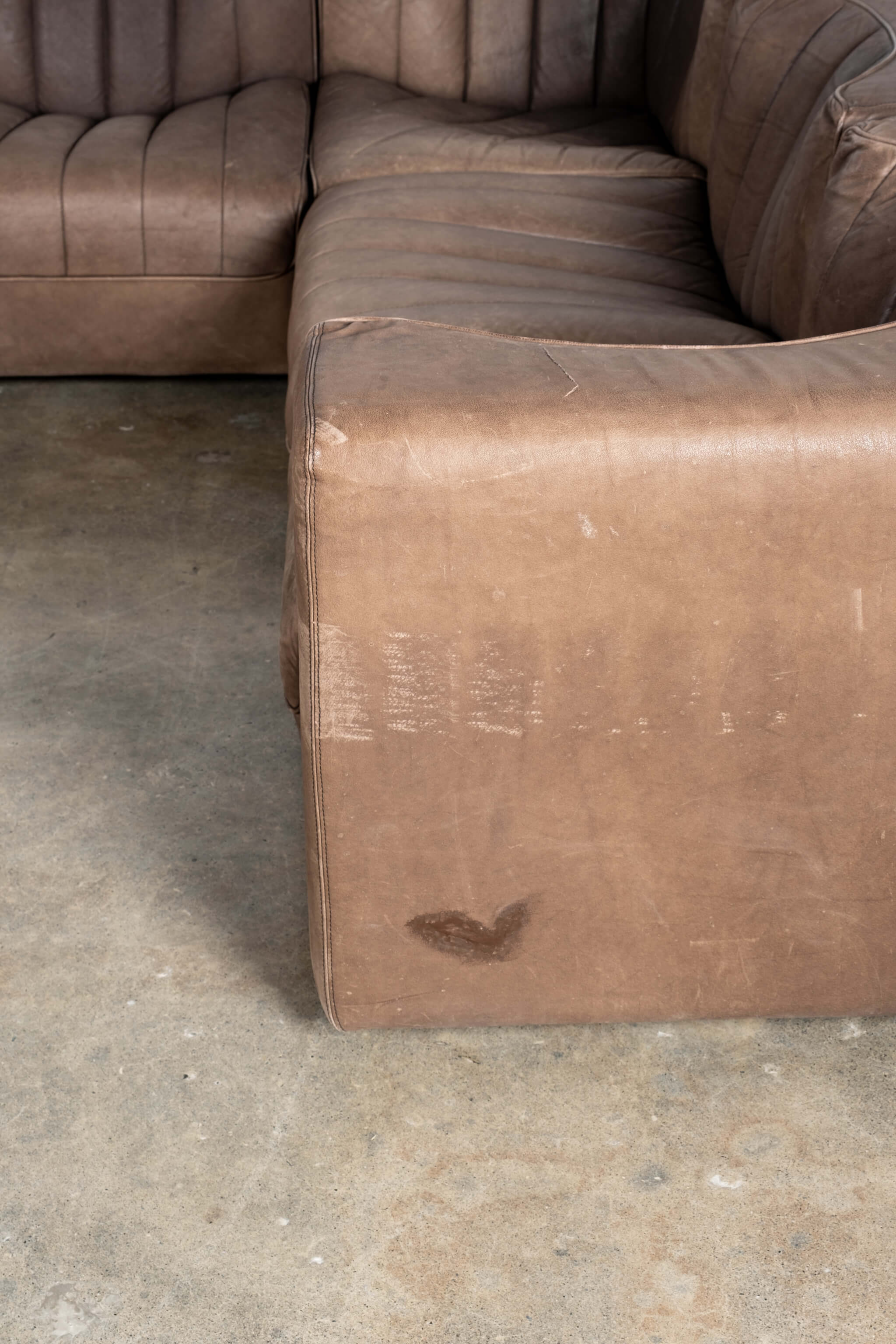 Model 9000' Leather Sectional Sofa